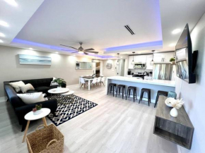 1 Block from the Beach 2BR 2BA Newly Renovated